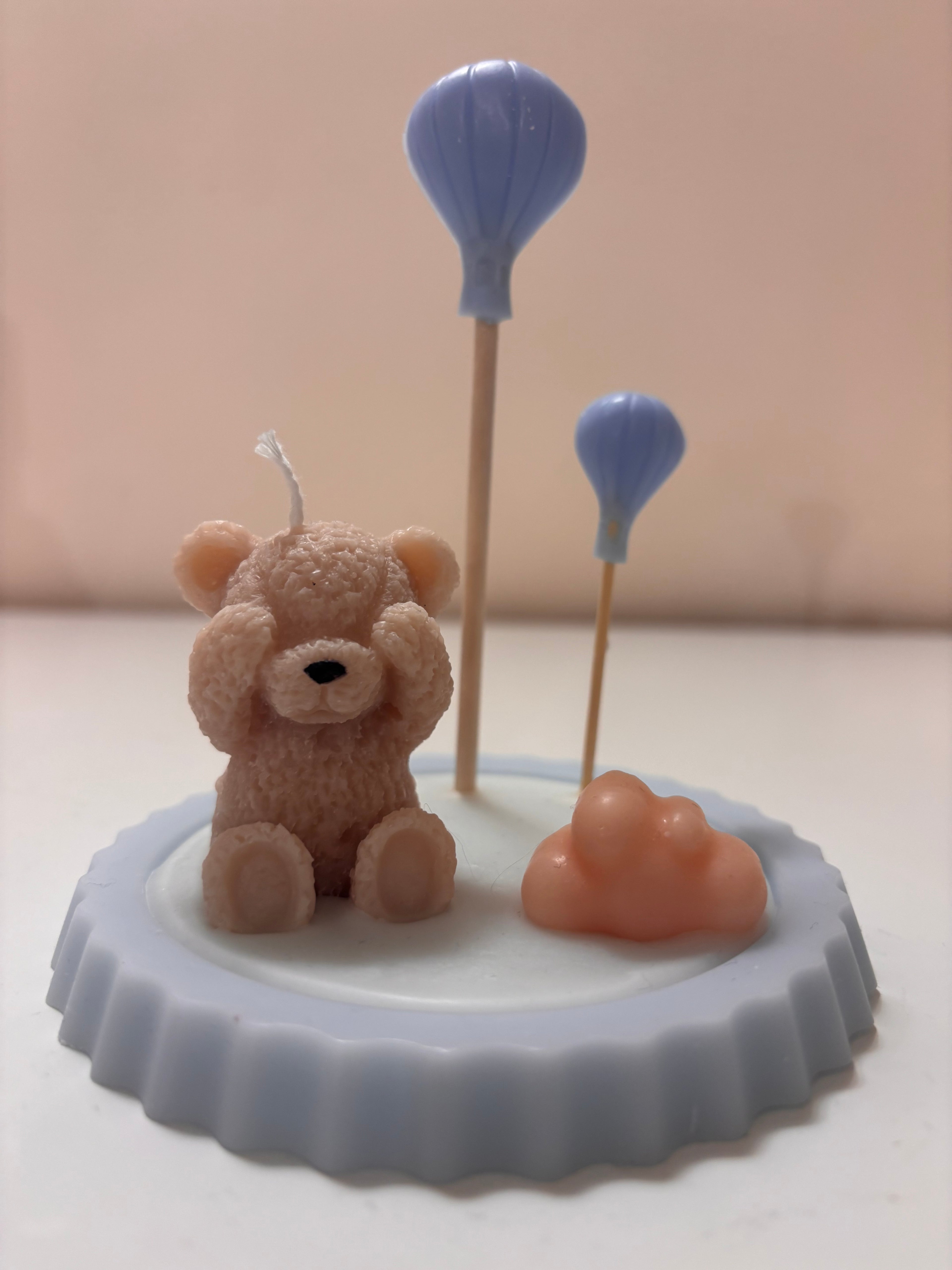 Свещ МЕЧЕ СЪС ЗАТВОРЕНИ ОЧИ С ПОДЛОЖКА